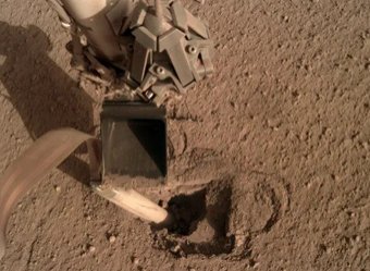 Буривший Марс зонд NASA внезапно застрял и ожил только после удара ковшом (ВИДЕО)