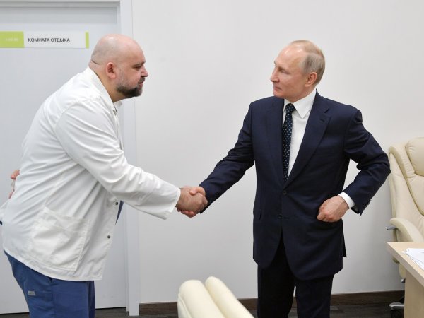 У главврача больницы в Коммунарке Дениса Проценко диагностировали COVID-19. Ранее он общался с Путиным
