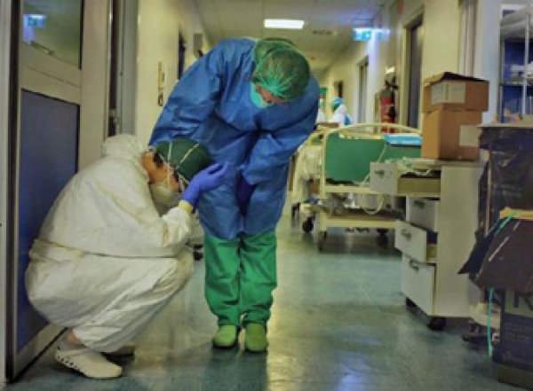 "Огромное число будет заболевать": российские врачи готовятся к взрывному росту коронавируса