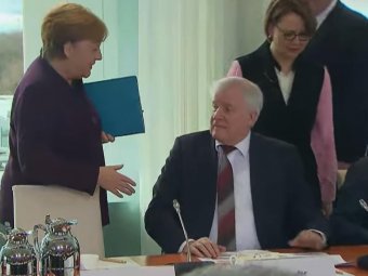 Глава МВД Германии не стал пожимать руку Меркель из-за коронавируса (ВИДЕО)
