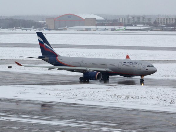 В России сразу три самолета совершили экстренную посадку утром во вторник
