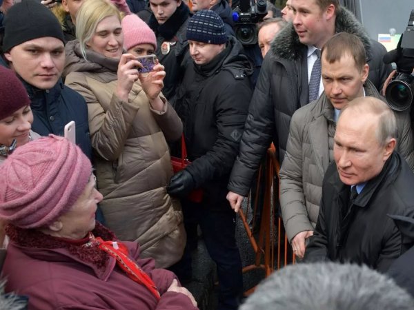 СМИ нашли в толпе "случайных прохожих", встретившихся с Путиным в Петербурге, чиновников и "троллей"