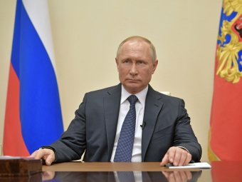Песков рассказал, почему часы Путина отставали во время обращения