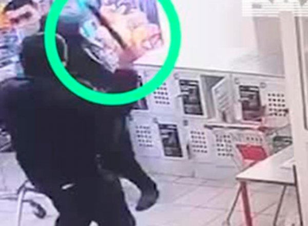 В Москве покупатель с мачете напал на охранника в магазине (ВИДЕО)
