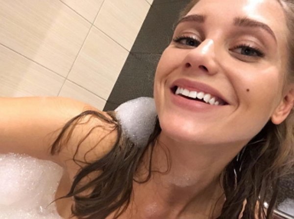 "Можешь даже не мыть": полуголая Асмус лежа в ванне соблазняет фанатов прямым эфиром (ФОТО)