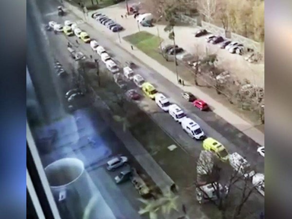 Пробка из машин "скорой помощи" с больными коронавирусом в Москве попала на видео