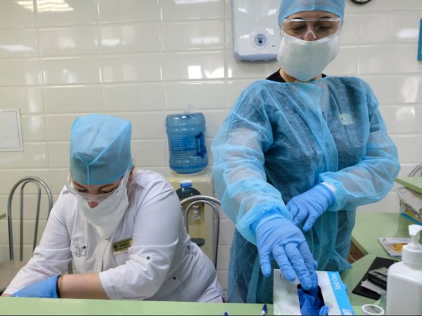 Коронавирус в России: в Москве за сутки умерли 12 человек с COVID-19, в РФ - рекордный прирост заболевших
