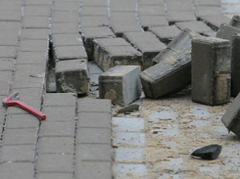 Треснувший бюджет Москвы направят на 5-миллиардные тендеры по замене плитки на улицах