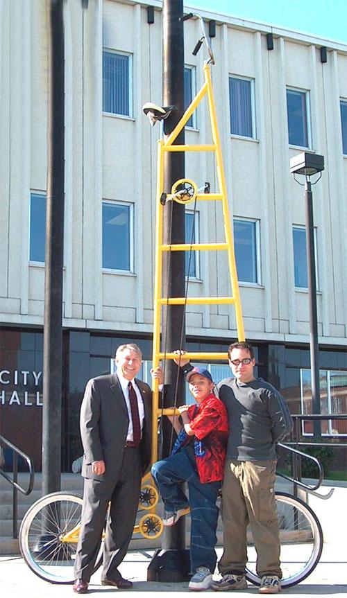 Трехметровый велосипед   помогает «прогуляться по небу»