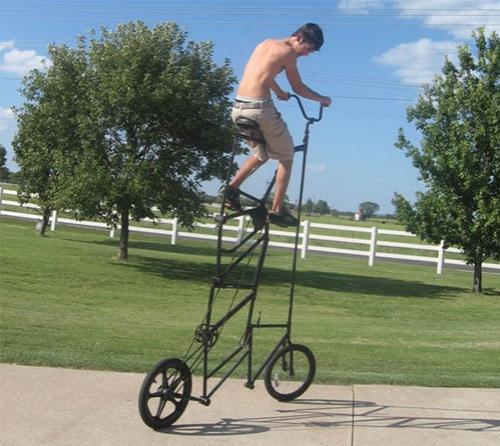 Трехметровый велосипед   помогает «прогуляться по небу»
