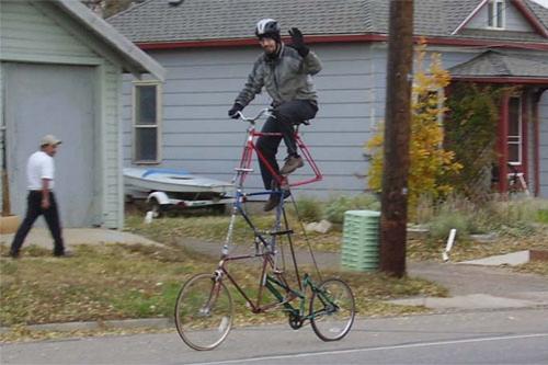 Трехметровый велосипед   помогает «прогуляться по небу»