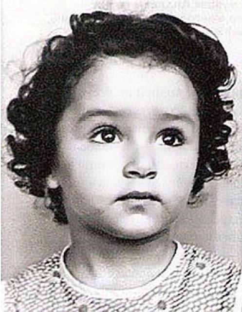 Звезды выкладывают в Instagram свои  фото в нежном возрасте