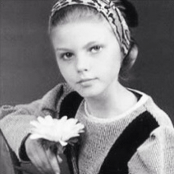 Звезды выкладывают в Instagram свои  фото в нежном возрасте