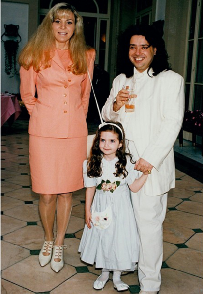 Звезды выкладывают в Instagram свои  фото в нежном возрасте