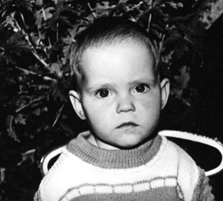 Звезды выкладывают в Instagram свои  фото в нежном возрасте