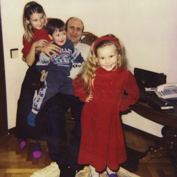 Звезды выкладывают в Instagram свои  фото в нежном возрасте