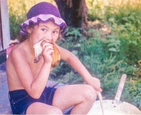 Звезды выкладывают в Instagram свои  фото в нежном возрасте