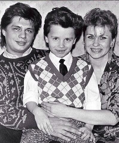 Звезды выкладывают в Instagram свои  фото в нежном возрасте