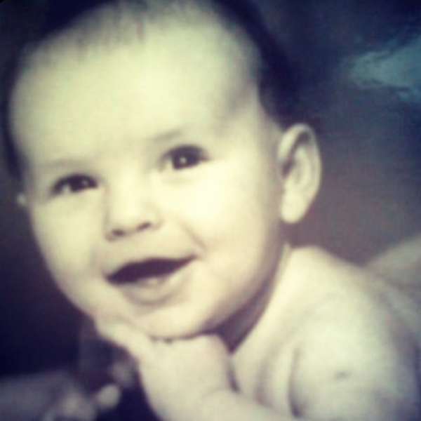 Звезды выкладывают в Instagram свои  фото в нежном возрасте