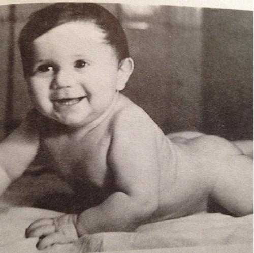 Звезды выкладывают в Instagram свои  фото в нежном возрасте