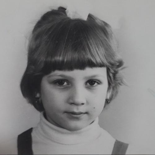 Звезды выкладывают в Instagram свои  фото в нежном возрасте