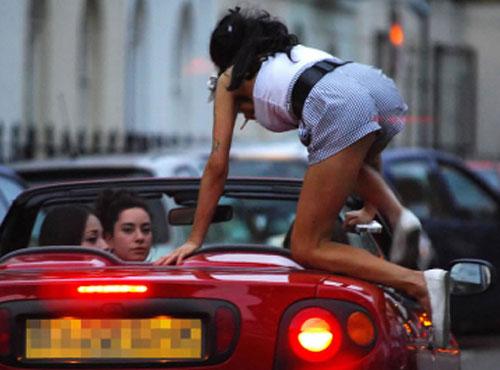 Эми Уайнхаус набросилась на автомобиль