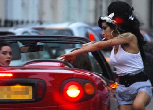 Эми Уайнхаус набросилась на автомобиль