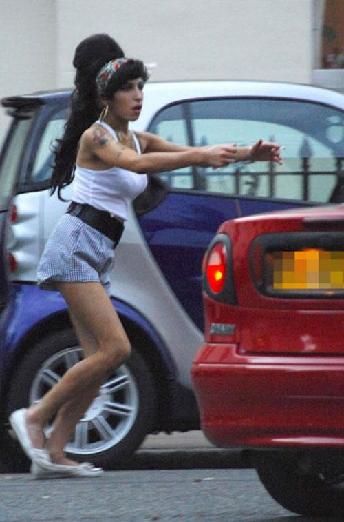 Эми Уайнхаус набросилась на автомобиль