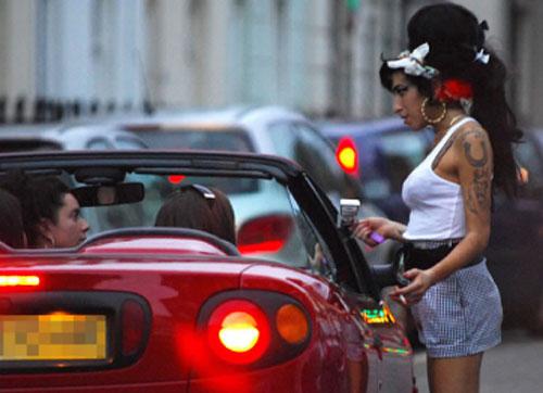 Эми Уайнхаус набросилась на автомобиль