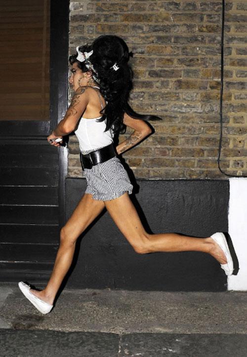 Эми Уайнхаус набросилась на автомобиль