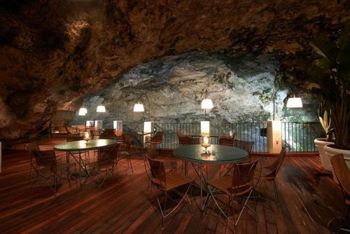 Ресторан, построенный прямо в итальянской пещере