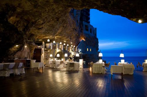 Ресторан, построенный прямо в итальянской пещере