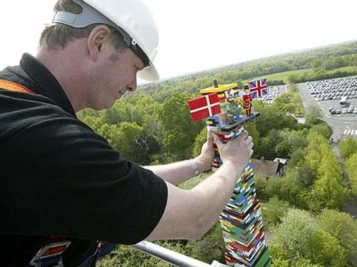 На самую высокую башню из «Лего» ушло 500 тысяч деталей
