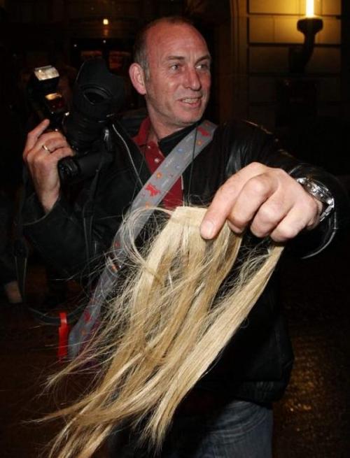 Скотч, приклеенные локоны и другие хитрости звезд, попавшие на фото