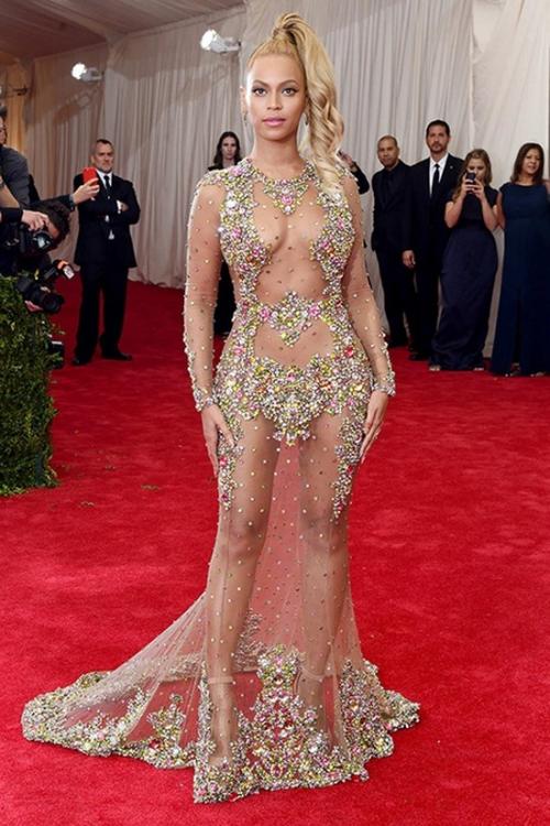 Самые скандальные "голые" платья звезд в истории