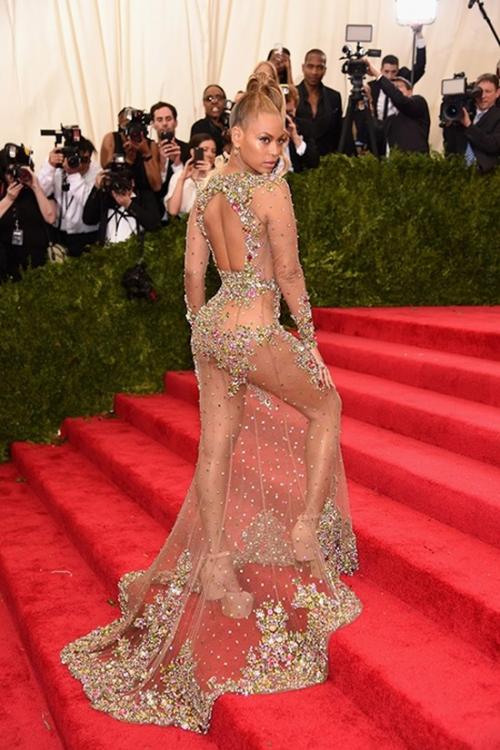 Самые скандальные "голые" платья звезд в истории