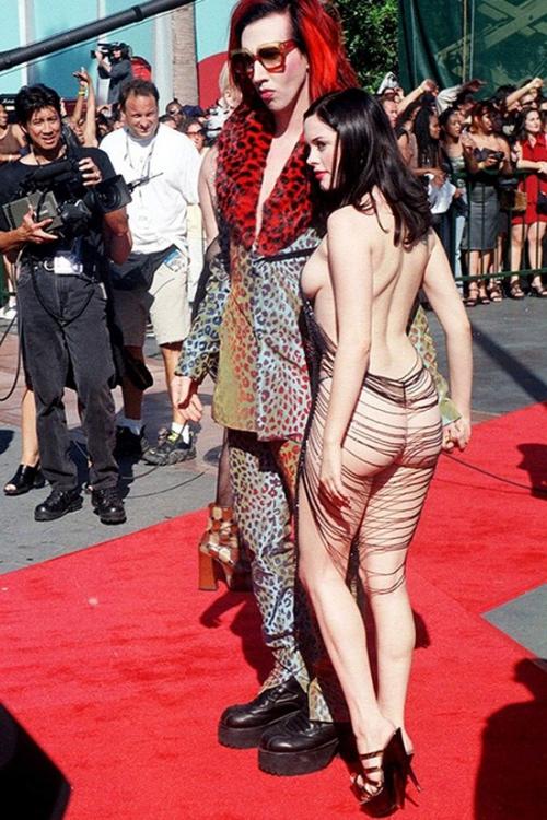 Самые скандальные "голые" платья звезд в истории