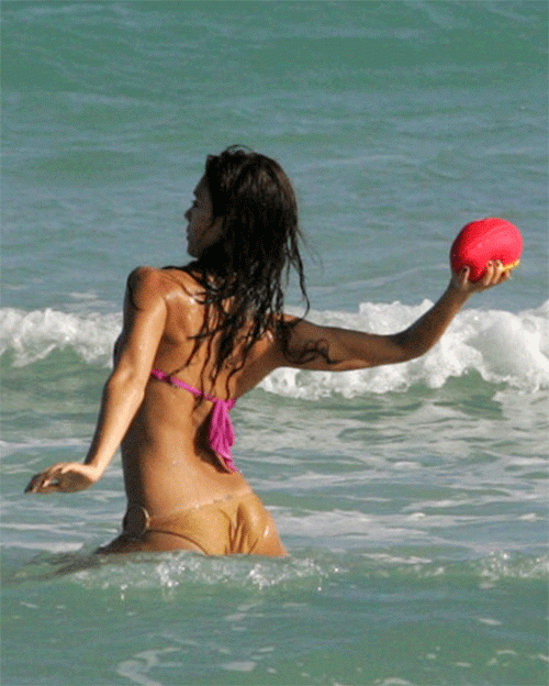 Голливудские знаменитости в Рождество массово оголились на пляже