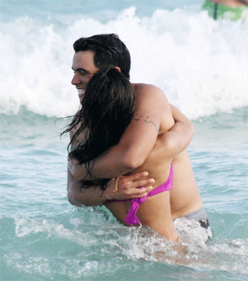 Голливудские знаменитости в Рождество массово оголились на пляже