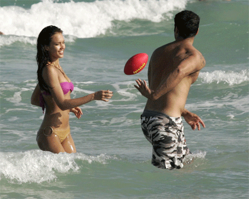 Голливудские знаменитости в Рождество массово оголились на пляже