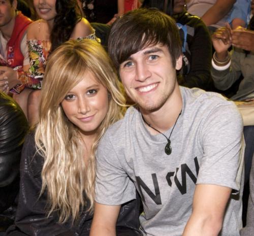 ТОП 10 знаменитостей, у которых были романы с танцорами из своего коллектива