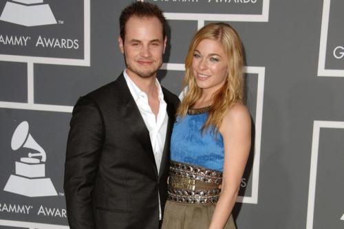 ТОП 10 знаменитостей, у которых были романы с танцорами из своего коллектива