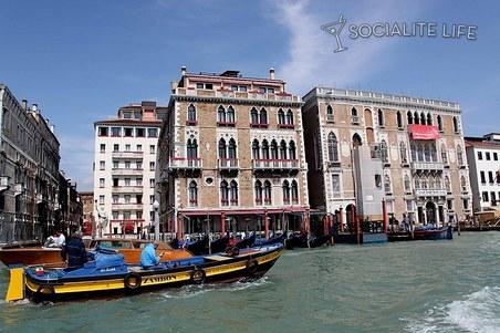 Сальма Хайек устроила из свадьбы карнавал