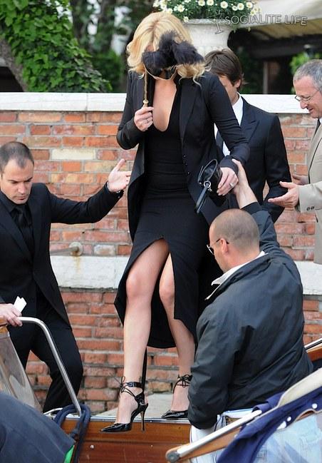 Сальма Хайек устроила из свадьбы карнавал