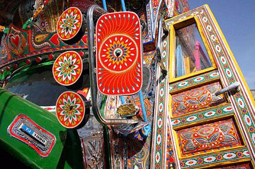 Грузовой поп-арт загадочного востока