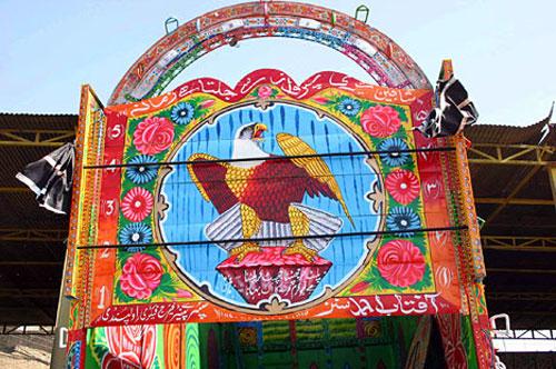 Грузовой поп-арт загадочного востока