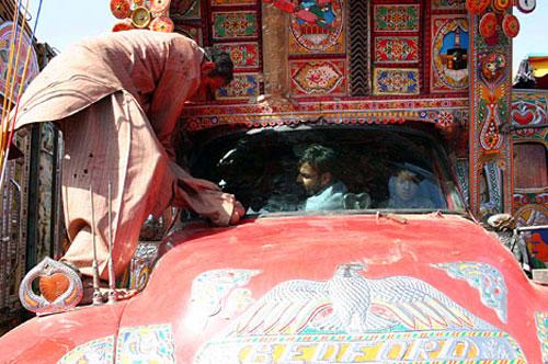 Грузовой поп-арт загадочного востока