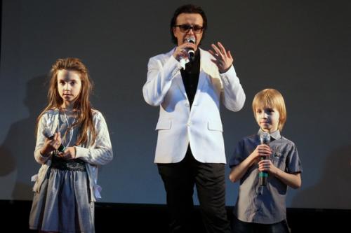 Рома Жуков вывел на сцену детей