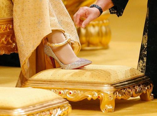 Туфли невесты от Кристиана Лабутена украшены бриллиантами и золотом.