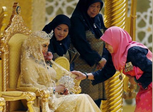 Принц Брунея и его избранница были одеты в свадебные одеяния, вышитые настоящим золотом, а букет невесты был сделан из драгоценных камней.